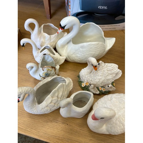 542 - COLLECTION OF 8 SWANS, 7 IN CERAMIC AND 1 IN RESIN