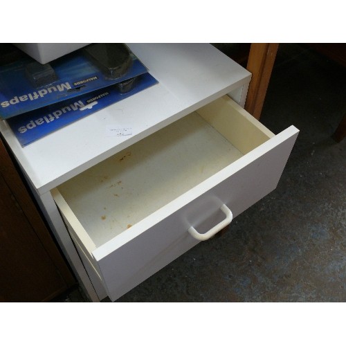 482 - A SMALL WHITE 3 DRAWER BEDSIDE