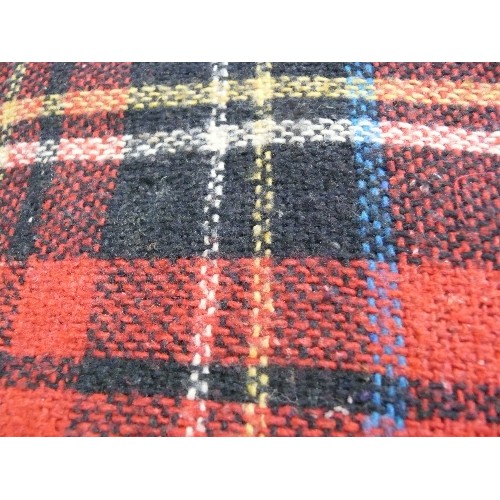 484 - A SELECTION OF GOOD QUALITY VINTAGE BLANKETS AND THROWS