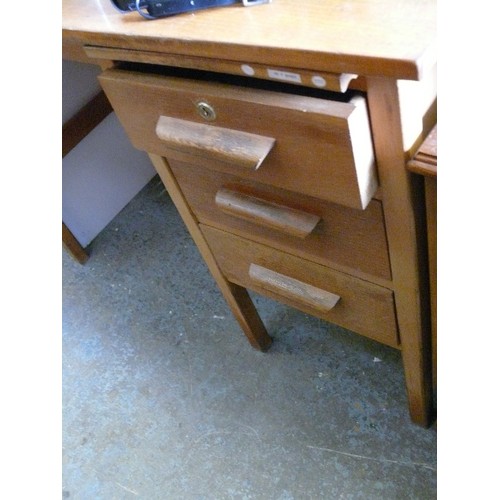 486 - A SMALL VINTAGE 3 DRAWER DESK