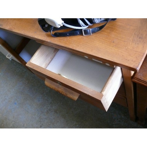 486 - A SMALL VINTAGE 3 DRAWER DESK