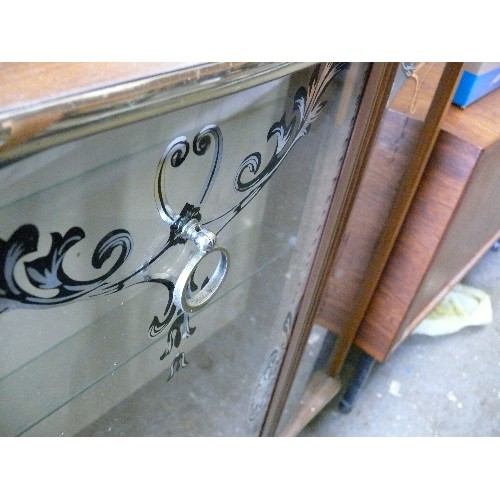 487 - A VINTAGE DISPLAY CABINET WITH ORNATE GLASS DOORS