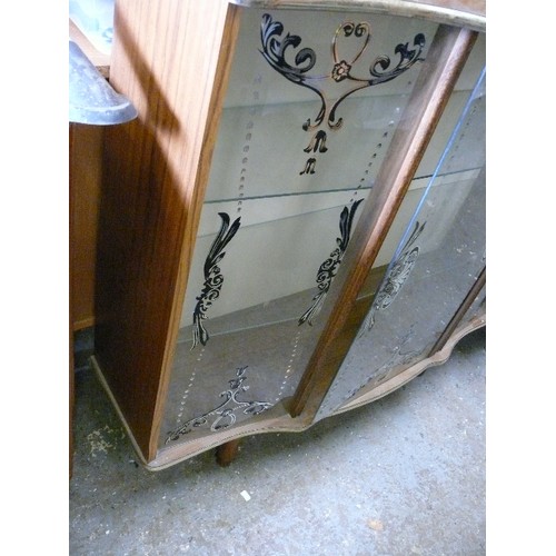 487 - A VINTAGE DISPLAY CABINET WITH ORNATE GLASS DOORS