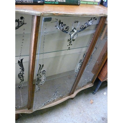 487 - A VINTAGE DISPLAY CABINET WITH ORNATE GLASS DOORS