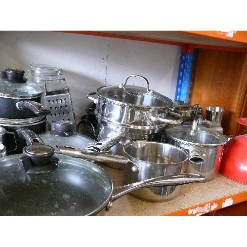 489 - A SHELF OF GOOD QUALITY KITCHENWARE TO INCLUDE DENBY AND TEFAL SAUCEPANS AND FRYING PANS, RED KITCHE... 