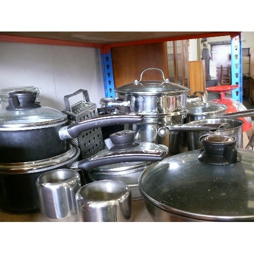 489 - A SHELF OF GOOD QUALITY KITCHENWARE TO INCLUDE DENBY AND TEFAL SAUCEPANS AND FRYING PANS, RED KITCHE... 