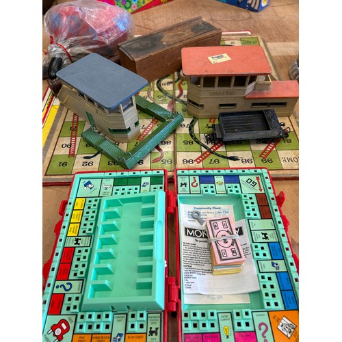 552 - VINTAGE GAMES INC SNAKED AND LADDERS, 2 X METAL RAILWAY STATIONS, DOMINOES, MINIATURE MONOPOLY, MARA... 