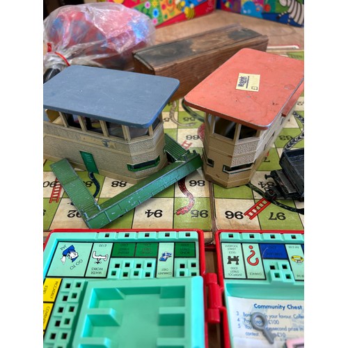 552 - VINTAGE GAMES INC SNAKED AND LADDERS, 2 X METAL RAILWAY STATIONS, DOMINOES, MINIATURE MONOPOLY, MARA... 