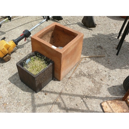 502 - 2 SQUARE PLANT POTS