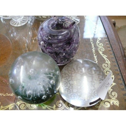 528 - 3 GLASS PAPERWEIGHTS INCLUDING ALUM BAY PURPLE SWIRL, SCOTTISH ETCHED AND GREEN WITH GEYSER