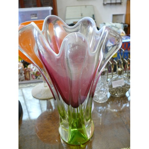 531 - A 1960'S CZECH GLASS VASE IN GREEN & PINK BY JOSEF HOSPODKA CHRIBSKA AND A 1960'S ORANGE 