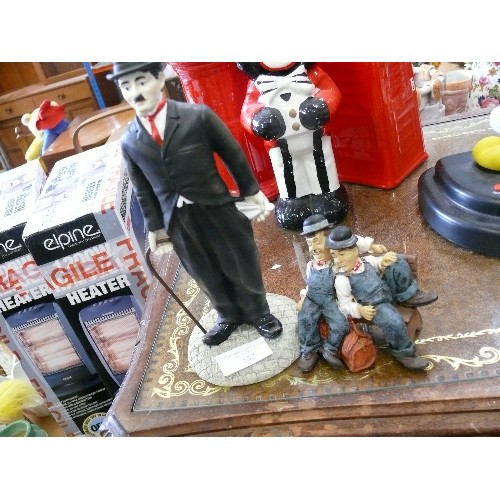 533 - CHARLIE CHAPLIN FIGURE BY LEONARDO AND LAUREL & HARDY ON A BENCH