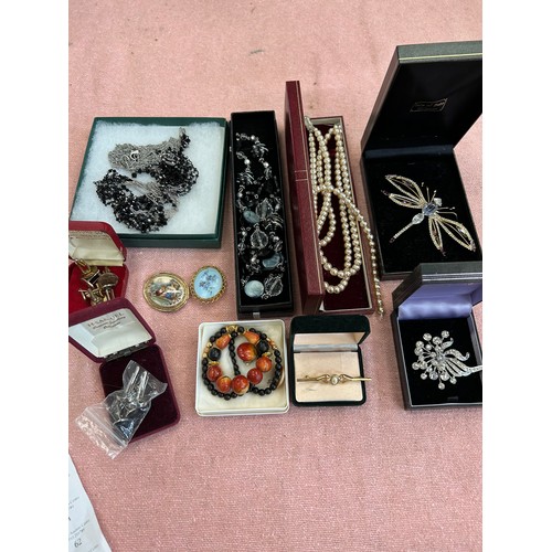 48 - GOOD QUALITY BOXED COSTUME JEWELLERY INCLUDING VERY LARGE DRAGONFLY BROOCH, DOUBLE STRAND OF PEARLS,... 