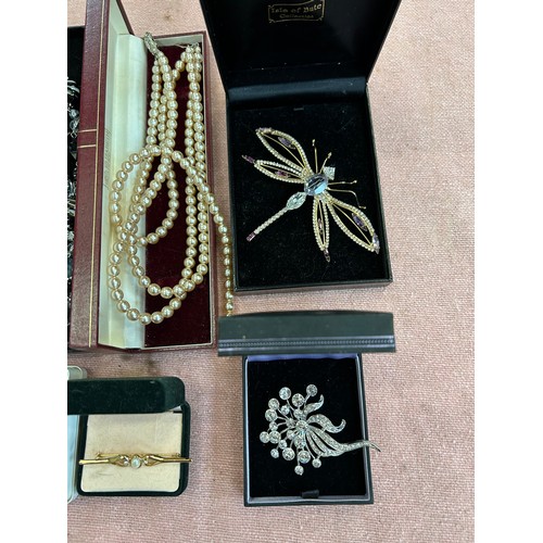 48 - GOOD QUALITY BOXED COSTUME JEWELLERY INCLUDING VERY LARGE DRAGONFLY BROOCH, DOUBLE STRAND OF PEARLS,... 