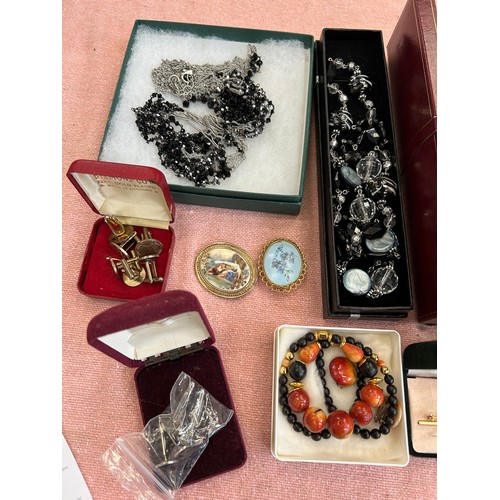 48 - GOOD QUALITY BOXED COSTUME JEWELLERY INCLUDING VERY LARGE DRAGONFLY BROOCH, DOUBLE STRAND OF PEARLS,... 