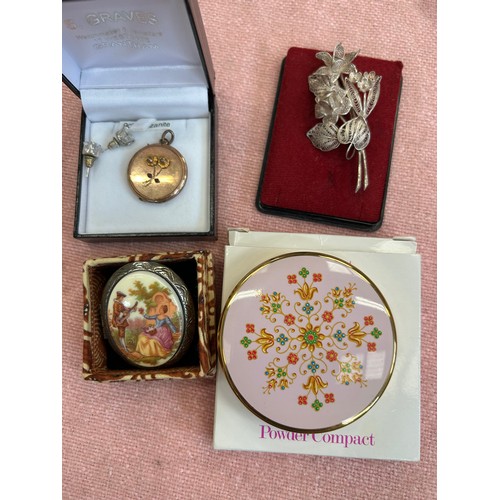 49 - VINTAGE COSTUME JEWELLERY AND ACCESSORIES INCLUDING 800 SILVER FILGREE FLOWER BROOCH, GOLD COLOURED ... 