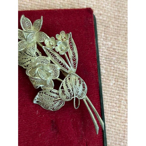 49 - VINTAGE COSTUME JEWELLERY AND ACCESSORIES INCLUDING 800 SILVER FILGREE FLOWER BROOCH, GOLD COLOURED ... 