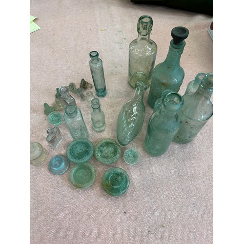 565 - VINTAGE BOTTLES INCLUDING TORPEDO BY STEWARD & PATTESON NORWICH, BOTTLE / JAR TOPS ETC