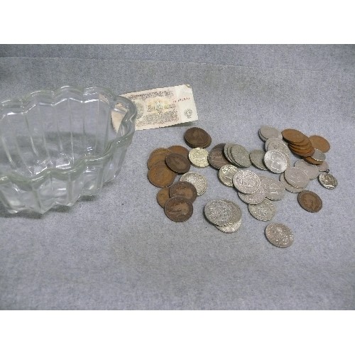 47 - A COLLECTION OF 10 HALF CROWNS WEIGHT 139.29 50% SILVER, £5.00 COINS AND A NUMBER OF PENNIES VICTORI... 