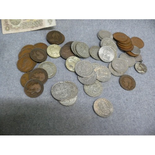 47 - A COLLECTION OF 10 HALF CROWNS WEIGHT 139.29 50% SILVER, £5.00 COINS AND A NUMBER OF PENNIES VICTORI... 