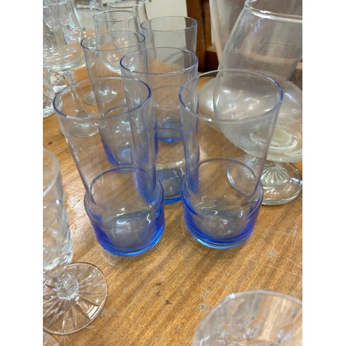 179A - QUANTITY OF GLASSWARE INCLUDING CUT GLASS DRINKING GLASSES AND VASES