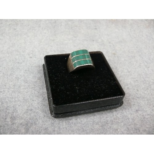 17 - VINTAGE 925 SILVER AND MALACHITE GENTS RING - SIZE S