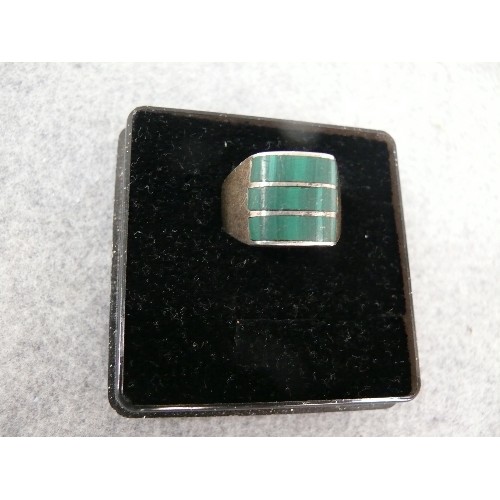 17 - VINTAGE 925 SILVER AND MALACHITE GENTS RING - SIZE S