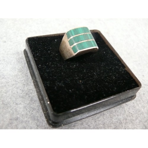 17 - VINTAGE 925 SILVER AND MALACHITE GENTS RING - SIZE S