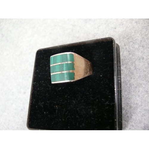 17 - VINTAGE 925 SILVER AND MALACHITE GENTS RING - SIZE S
