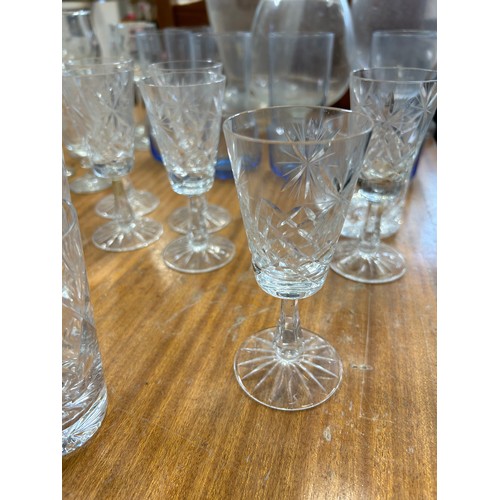 179A - QUANTITY OF GLASSWARE INCLUDING CUT GLASS DRINKING GLASSES AND VASES