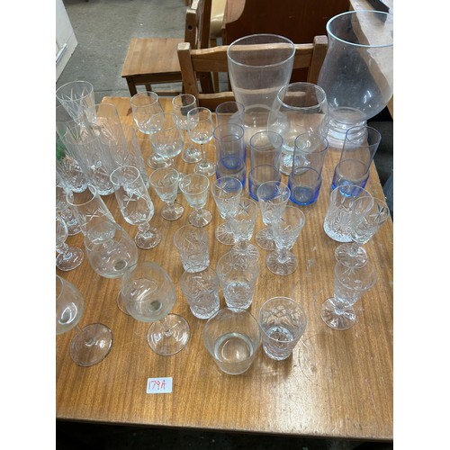 179A - QUANTITY OF GLASSWARE INCLUDING CUT GLASS DRINKING GLASSES AND VASES