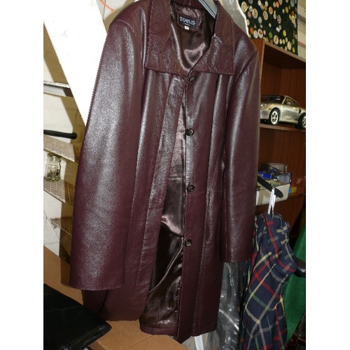 199 - A GOOD QUALITY LADIES LEATHER COAT BY TORUS SIZE 22