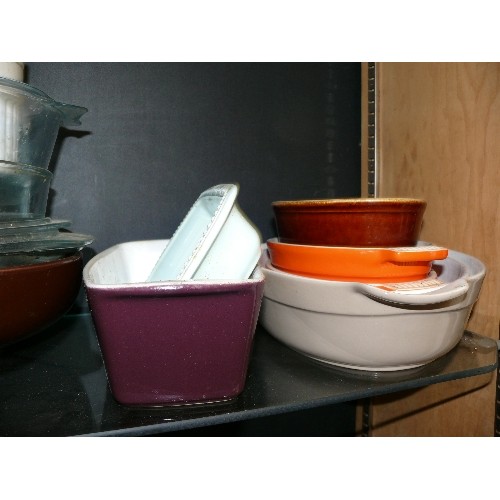 231 - QUANTITY OF KITCHENWARE INCLUDING VINTAGE PUDDING BASINS, OVEN TO TABLE WARE, PYREX