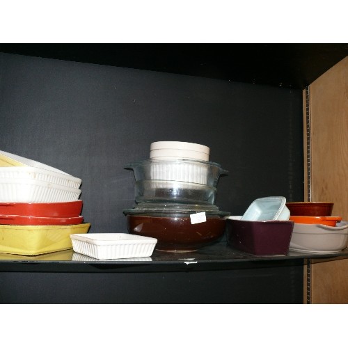 231 - QUANTITY OF KITCHENWARE INCLUDING VINTAGE PUDDING BASINS, OVEN TO TABLE WARE, PYREX