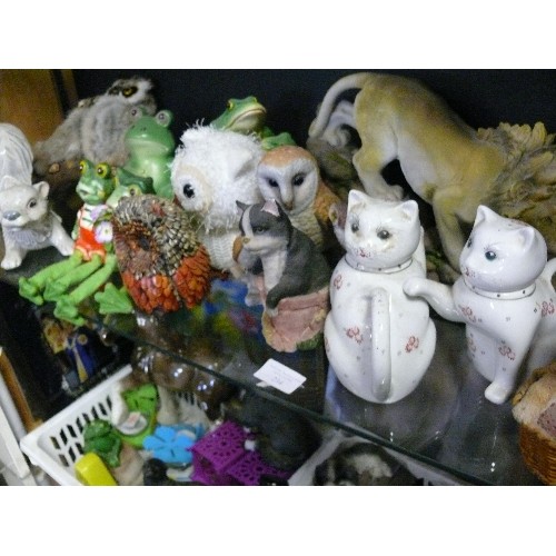 234 - A NICE SELECTION OF DECORATIVE ANIMAL FIGURINES TO INCLUDE FROGS, CATS, OWLS, LION ETC