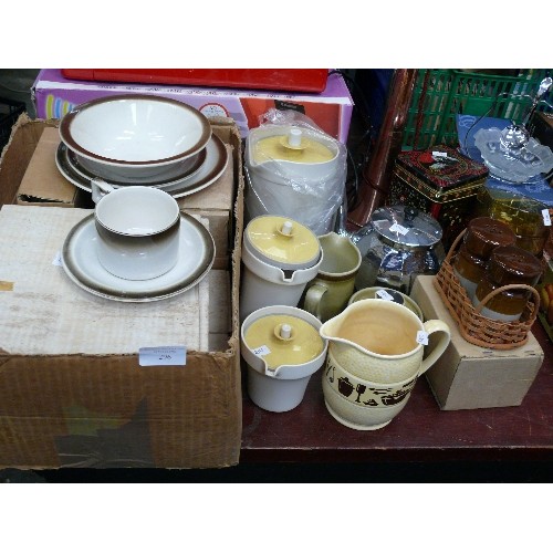 296 - A LARGE COLLECTION OF VINTAGE KITCHENWARE TO INCLUDE A SET OF TUPPERWARE JUGS, SYLVAC JUG, CRUET SET... 