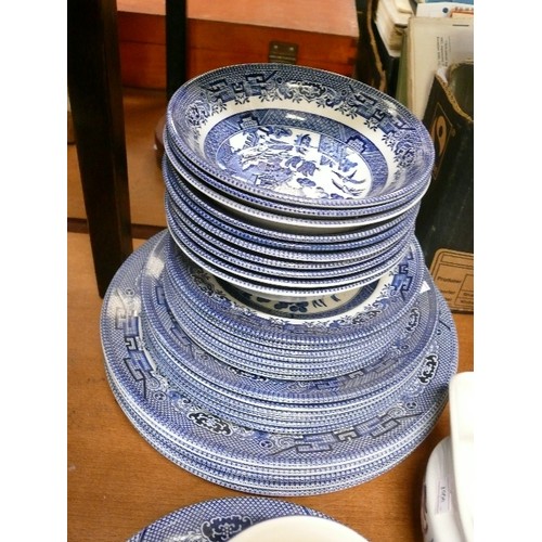 311 - A SELECTION OF BLUE AND WHITE WILLOW PATTERN CHINA