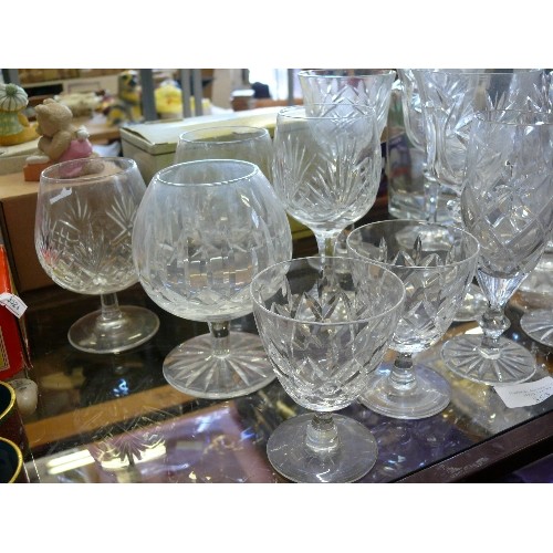 355 - A LARGE SELECTION OF CRYSTAL AND GLASSWARE TO INCLUDE WATERFORD