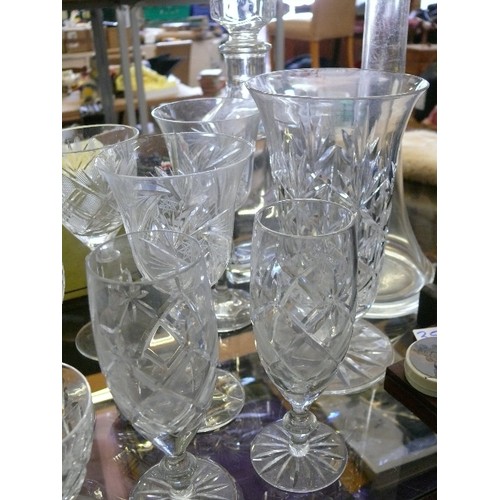 355 - A LARGE SELECTION OF CRYSTAL AND GLASSWARE TO INCLUDE WATERFORD