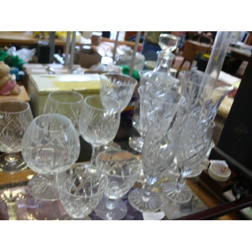 355 - A LARGE SELECTION OF CRYSTAL AND GLASSWARE TO INCLUDE WATERFORD