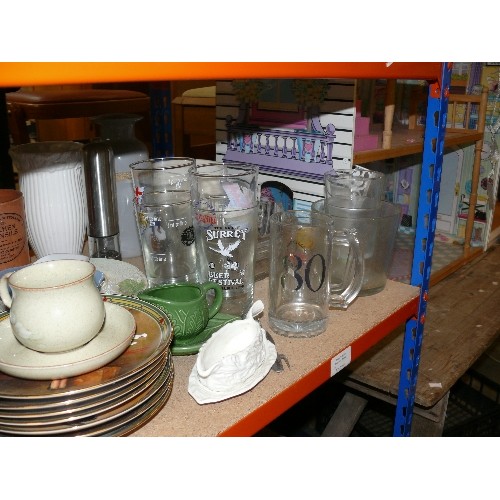 407 - 2 SHELVES OF VARIOUS MIXED CHINA AND GLASSWARE TO INCLUDE ROYAL WORCESTER, DENBY, DOULTON LAMBETH ET... 