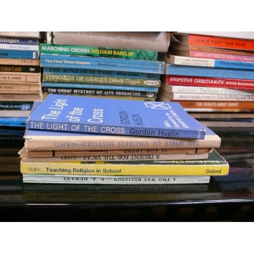 425 - A LARGE COLLECTION OF VINTAGE PAPERBACK RELIGIOUS BOOKS