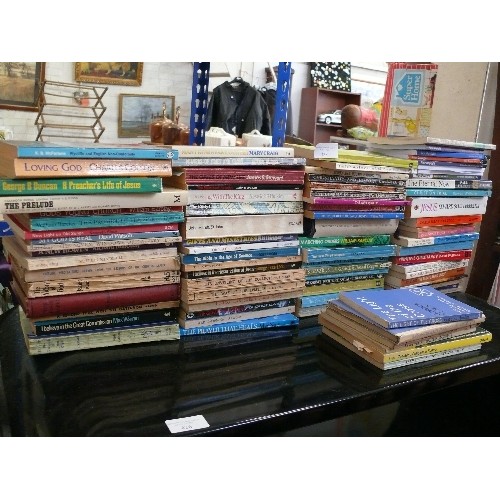 425 - A LARGE COLLECTION OF VINTAGE PAPERBACK RELIGIOUS BOOKS