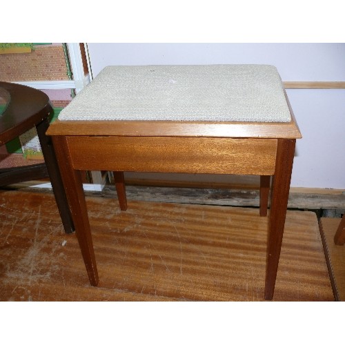 433 - A SMALL WOODEN PIANO STOOL WITH PADDED SEAT AND LIFT UP LID