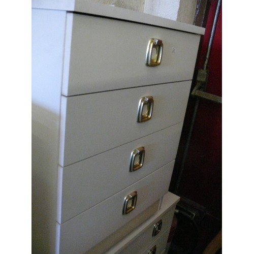 462 - A 3 DRAWER CHEST OF DRAWERS AND A SMALLER 4 DRAWER CHEST OF DRAWERS