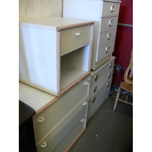 463 - A 3 DRAWER CHEST OF DRAWERS AND A MATCHING BEDSIDE WITH 1 DRAWER