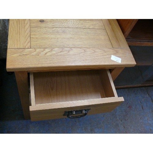 478 - A PINE SIDE TABLE WITH 1 DRAWER AND SHELF