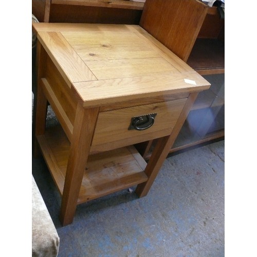 478 - A PINE SIDE TABLE WITH 1 DRAWER AND SHELF