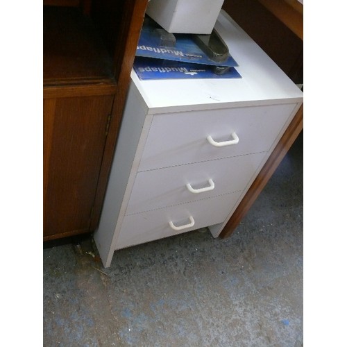 482 - A SMALL WHITE 3 DRAWER BEDSIDE