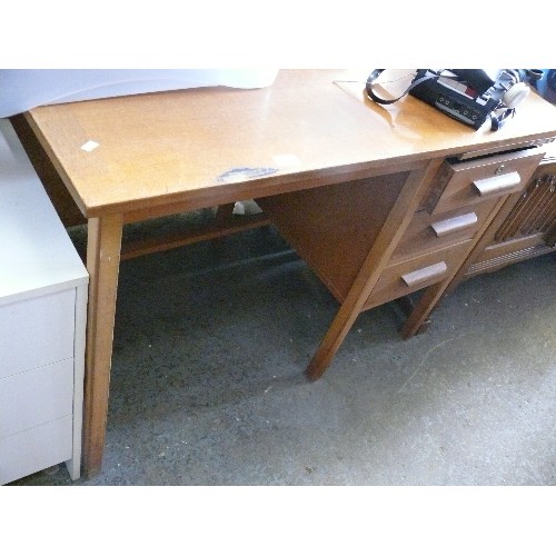 486 - A SMALL VINTAGE 3 DRAWER DESK